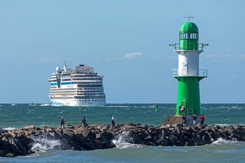 Cruise ship AIDAmar leaving, lighthouse, Warnow estuary, Baltic Sea, Warnemünde, Rostock,