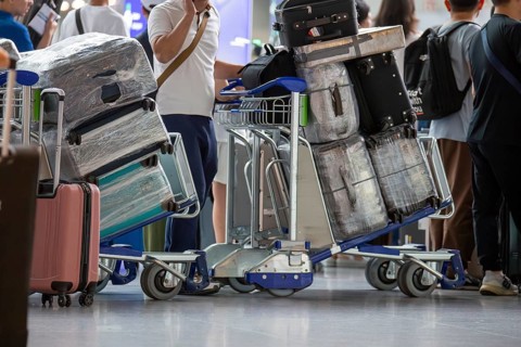Frankfurt Airport: Close-up of passengers with suitcases