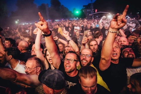 Fans of the Sex Pistols ft. Frank Carter live at the Berlin Zitadelle Spandau on 04.07.2025