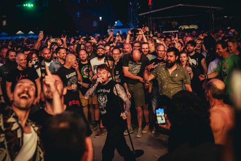 Frank Carter, singer of the Sex Pistols ft. Frank Carter sings live in the audience at the