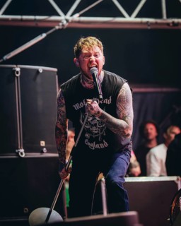 Frank Carter, singer of the Sex Pistols ft. Frank Carter live in the Berlin Zitadelle Spandau on 04