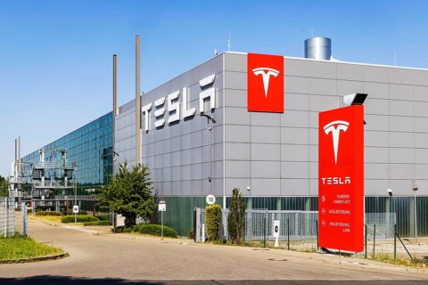 Standstill at the largest Tesla pick-up centre in Europe. Tesla's sales crisis is making itself