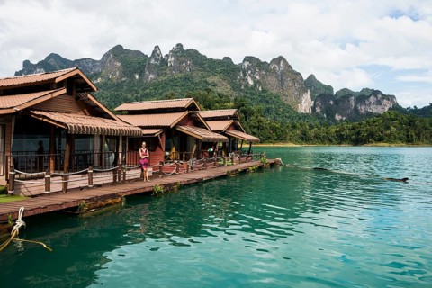 Floating houses on lake with jungle and rainforest and steep mountains, Cheow Lan Lake, Khao Sok