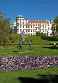 Artwork with the title Hengst Wohlklang in der Freiheitsdressur by Ulrich Conrad in the park of