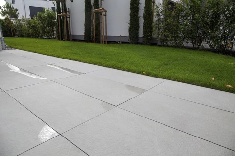 Modern terrace with large, light-coloured terrace tiles on a new detached house