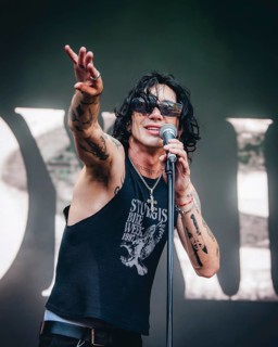 Remington Leith, singer of Palaye Royale live at the Zitadelle Spandau, Berlin, 21.06.2025