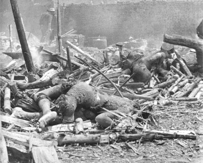 War victims, civilians. Presumably Shangai or in the immediate vicinity. Second World War in Asia.