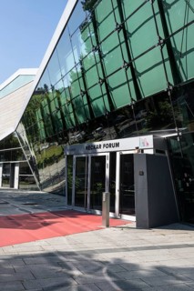 Das Neckarforum, moderne Architektur mit Glasfassade in der Innenstadt von Esslingen am Neckar,