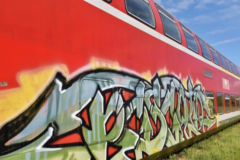 Double-decker carriage, double-decker train, double-decker carriage with graffiti