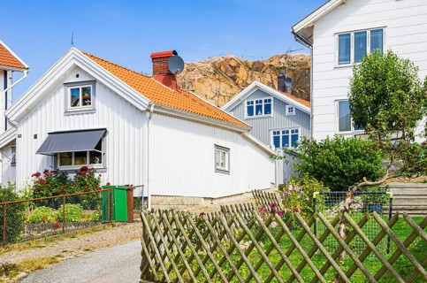 Structures of residential architecture with settlement character in the city centre of Lysekil,