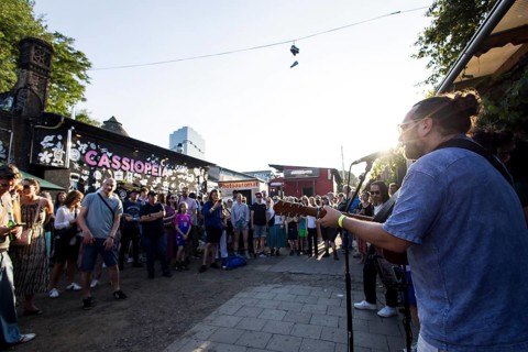 The Chrosiv choir plays and sings in front of the bathhouse on the RAW site as part of the Fête de