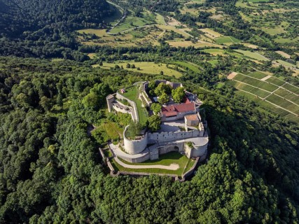 Luftbild von der hochmittelalterlichen Burgruine, Höhenburg Hohenneuffen am Albtrauf, Neuffen,