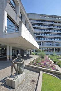 Sculpture Listening man by Fritz Nuss 1963, modern art, bronze sculpture, male figure, listening,