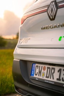 Rear view of a Renault with licence plate and sunlight in the background, Deer E- CarSharing,