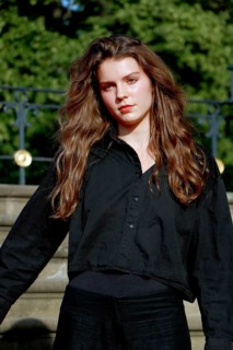 Rosa César Waschke (daughter of Mark Waschke) arriving for Charles Gounod's Roméo et Juliette after
