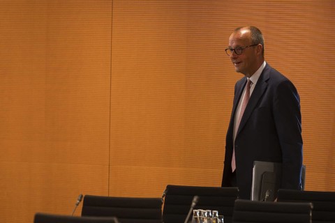 Federal Chancellor Friedrich Merz (l, CDU) arrives for the consultation between Federal Chancellor