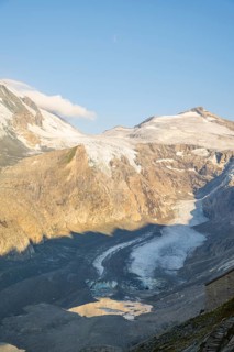 View from Franz Joseph Höhe into the mountains (Großglockner) with Pasterze on a sunny day at