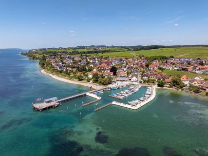 Luftbild von der Bodenseegemeinde Hagnau, Winzerdorf und beliebter Ferienort am Bodensee, dahinter
