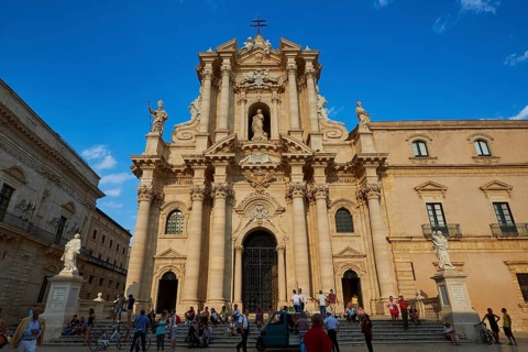 Cathedral of Syracuse, Magnificent baroque cathedral with imposing façade under blue sky, Groups of