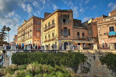 HDR, Largo Aretusa, Fonte Aretusa, Lively bridge in the old town with lush greenery and blue sky in