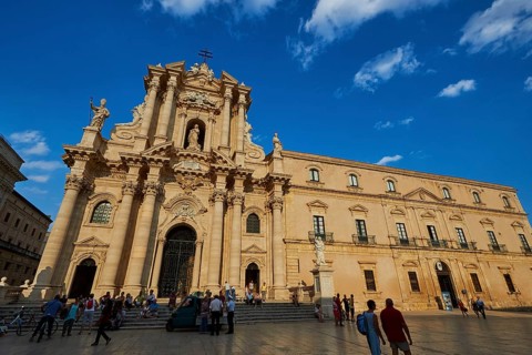 Cathedral of Syracuse, Expansive view of a baroque cathedral with richly decorated façade,