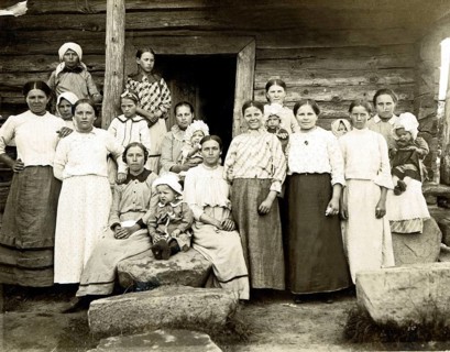 Large family in the countryside, 1920s, Group of woman and children in front of a wooden house,