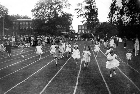 Many girls on race track, 1910, A group of children running on a race track in a friendly