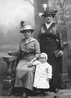 Two woman with a child, 1920s, Two elegantly dressed woman with a small child in a studio,