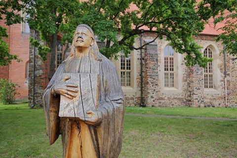 Monument from 1911 to hymn poet Paul Gerhardt and book with songbook and inscription to the hymn :