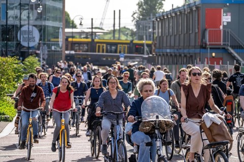 Central cycle path along the Vredenburg, behind the main station, Utrecht Centraal, in the city