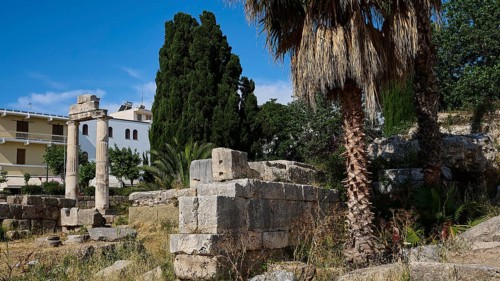 ©Udo Rein, Ancient columns and ruins, complemented by palm trees and surrounding vegetation, Temple