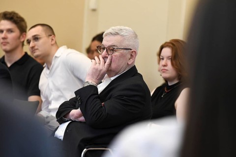 Former Foreign Minister Joschka fisherman during a discussion with Viadrina students. The occasion