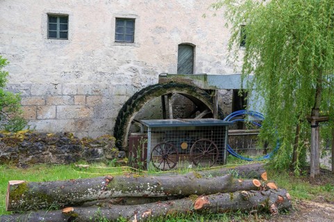 Mill wheel on a former corn mill, Großenohe, Upper Franconia, Bavaria, Germany