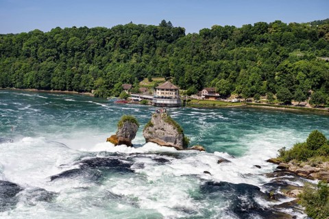 Der Rheinfall bei Schaffhausen mit dem Panoramarestaurant Schlössli Wörth, Neuhausen, Kanton