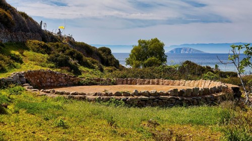 Stone circle, old threshing floor, round building and ruins directly on the coast with a view of