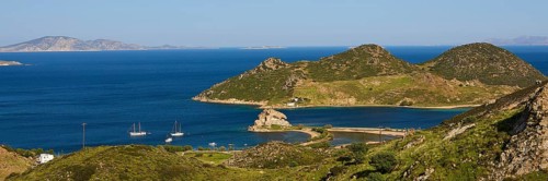 Panoramic view of sailing boats in front of mountains and a blue lake on an island, Rock of