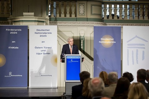 Thomas Mirow (Chairman of the Board of the German National Foundation) speaks at the award ceremony