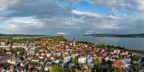 Luftbild, Panorama von der Stadt Radolfzell am Bodensee am Abend, am Horizont die Halbinsel Mettnau