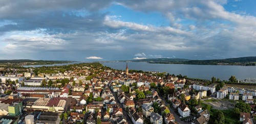 Luftbild, Panorama von der Stadt Radolfzell am Bodensee mit dem Radolfzeller Münster am Abend,