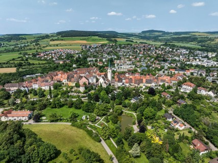 Luftbild von der Stadt Engen im Hegau mit der historischen Altstadt, Landkreis Konstanz,