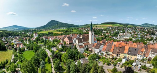 Luftbild, Panorama von der Stadt Engen im Hegau mit der historischen Altstadt, am Horizont die