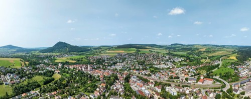 Luftbild, Panorama von der Stadt Engen im Hegau am Horizont die Hegauberge Hohenhewen, ganz links