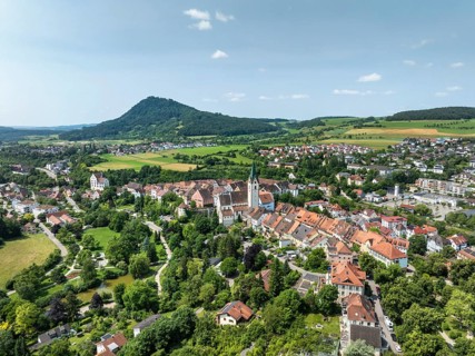 Luftbild von der Stadt Engen im Hegau am Horizont der Hegauvulkan Hohenhewen, Landkreis Konstanz,