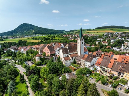 Luftbild von der Stadt Engen im Hegau mit der historischen Altstadt, am Horizont der Hegauvulkan