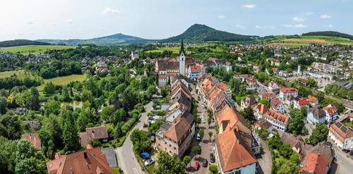 Luftbild, Panorama von der Stadt Engen im Hegau mit der historischen Altstadt, am Horizont die