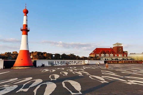 Willy-Brandt-Platz, Willy Brandt Platz with lighthouse front light and restaurant Strandhalle,