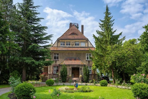 Die Villa Wolf wurde 1911 für den Ehrenbürger Karl Wolf und seine Frau Emilie erbaut. Das Anwesen