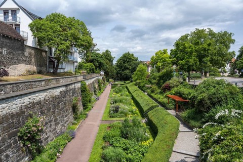 Der Stadtgarten im ehemaligen Wehrgraben der historischen Altstadt von Radolfzell am Bodensee,