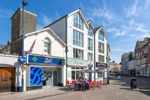 Pedestrianised street and shops, Triangle Park, town centre of Teignmouth, south Devon, England, UK