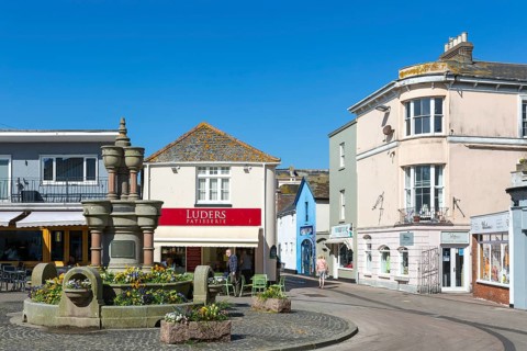 Luders patisserie at The Triangle in town centre of Teignmouth, south Devon, England, UK